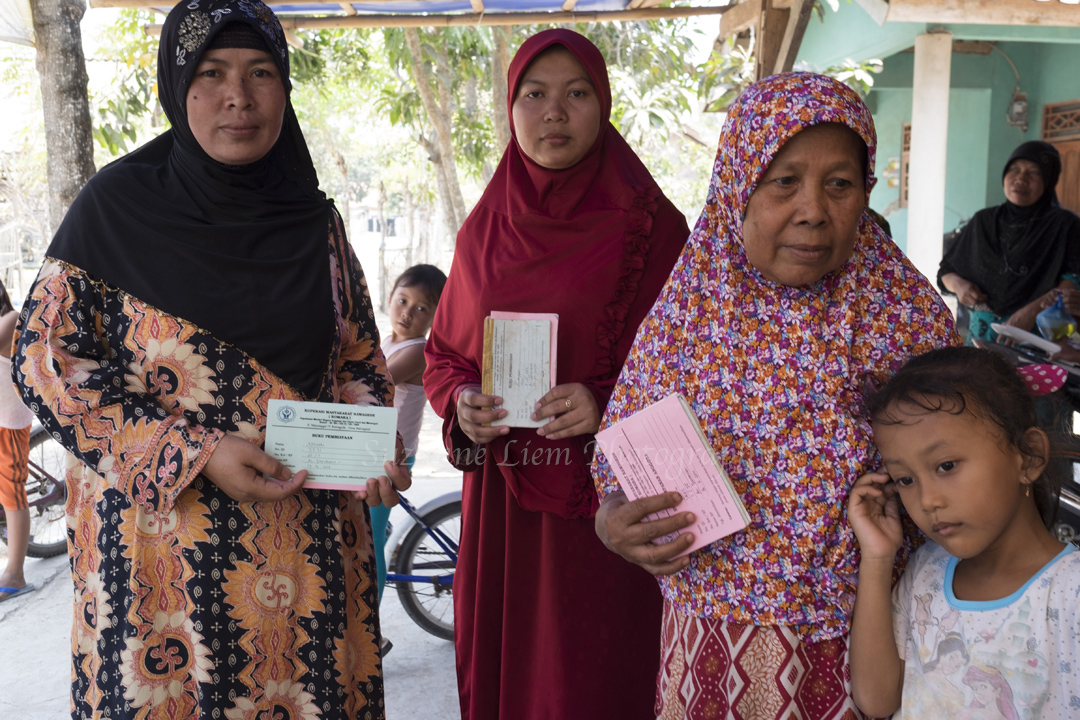 Ibu Wanti binti Sariman shares her house with her daughter and her family. 