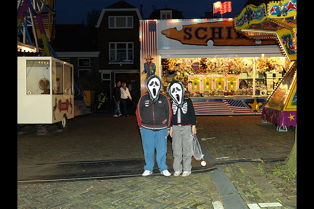 Little Ghosts, fun fair Paardenmarkt, Delft April 2009<br />piezografie / dibond / diasec 75 * 100 cm