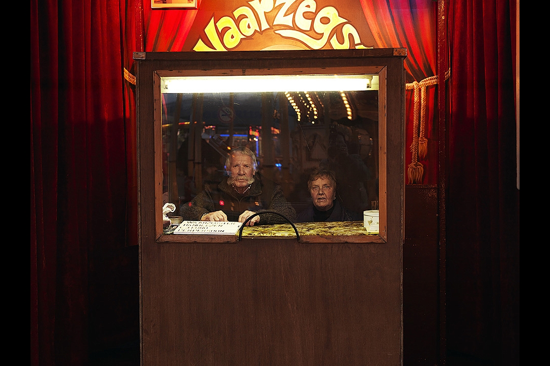 Fortune-teller, fun fair Chasséveld, Breda October 2008<br />piezografie / dibond / diasec 50 * 67 cm
